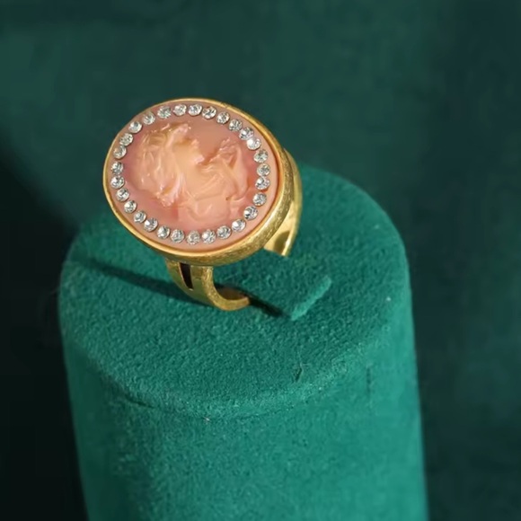 Vintage Aristocrat’s Cameo Antique Brass Masterpiece Ring - Picture 6 of 9